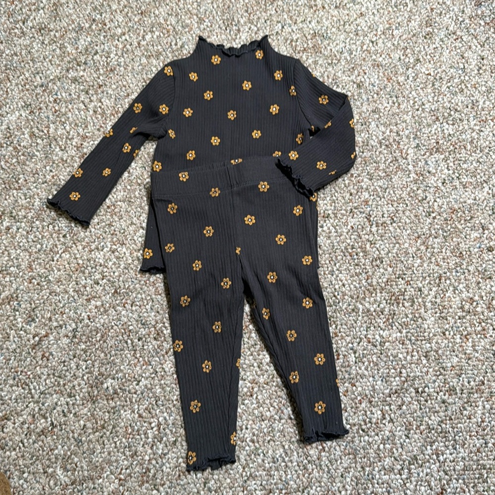 2 baby girl outfits size 6-9m